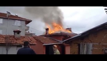 Bursa'nın o mahallesinde korkutan yangın! Ahşap ev dakikalar içinde külü döndü&nbsp;