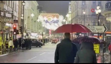 Londra'nın ünlü caddesi Piccadilly, Ramazan ayına özel aydınlatıldı