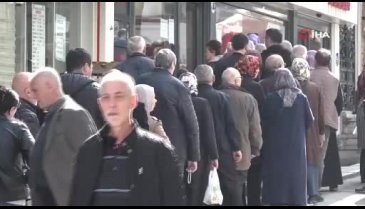 Bursa'da uygun fiyatlı satış yapan kasapların önünde kuyruk oluştu