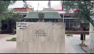 Manisa'da Atatürk Anıtı'na baltalı saldırı!
