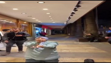 Müziğin ritmine kendisini fena kaptırdı! Sokak ortasında dans etmeye başladı