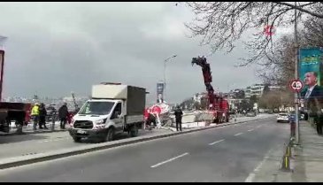 İstanbul'da vincin çarpmasıyla demir platform yola devrildi
