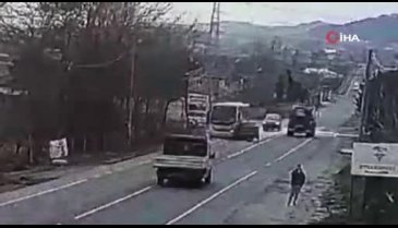 İstanbul'da otomobilin İETT otobüsüne çarptığı an kamerada