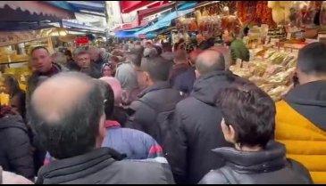 Bursa'da çarşıda hafta sonu yoğunluğu: İğne atsan yere düşmüyor!