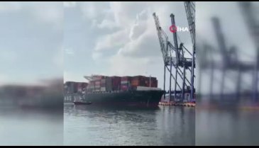 Kocaeli'de limana yanaşan gemi kıyıya çarptı vinçler devrildi!