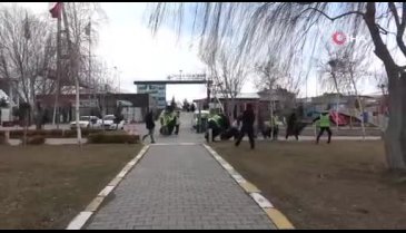 Van'da lise öğrencileri Van Gölü sahilini temizledi