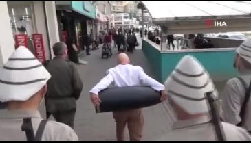 Bursa'da duygulandıran anlar: Seyit Onbaşı sırtındaki top mermisi ile metroya bindi