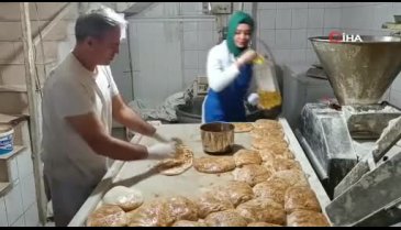Afyonkarahisar'da Ramazan ayına özel yapılan haşhaşlı tahinli pideye büyük ilgi