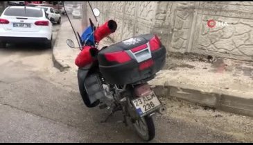 Elazığ'da motosiklet devrildi! 2 kişi yaralandı