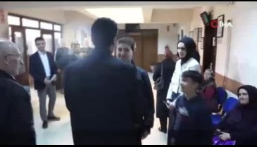 Bursa'da Mustafa Dündar'ı gören genç gözyaşlarına boğuldu