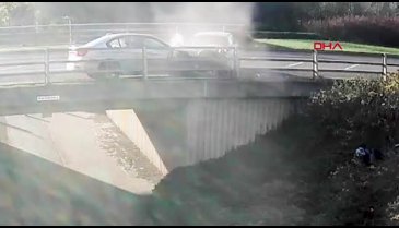 Trafikte inanılmaz kavga! Motosiklet sürücüsü, köprüden düştü