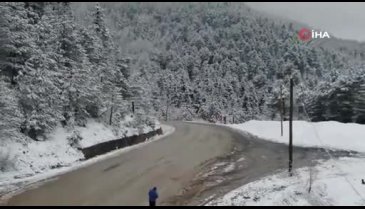 Karabük'te kar yağışı doğayı yeniden beyaz örtüyle kapladı