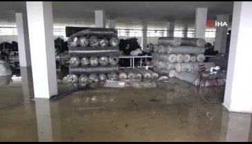 Muş'ta tekstil atölyesi sular altında kaldı