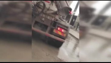 Bursa'da beton mikseri, yola beton dökerek ilerledi!