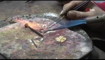 Yardım kömürlerinin içinden altın mı çıkıyor? Paketi açan kuyumcuya koştu