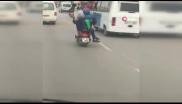 Bursa'da motosiklet sürücüsünün ailesiyle beraber tehlikeli yolculuğu kamerada