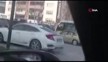 Bursa'da akan trafiğe aldırış etmeden birbirlerine girdiler