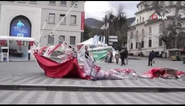 Bursa'da etkili olan fırtına parti stantlarını yerle bir etti
