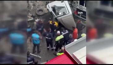 Muğla'da belediyeye ait çöp kamyonu 10 metre yükseklikten alt yola düştü