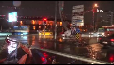 Ankara'da fırtınada aydınlatma direği yola devrildi