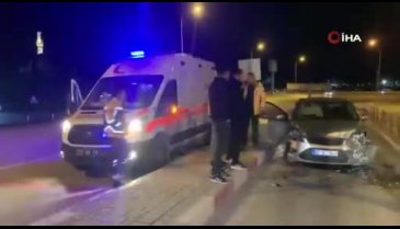 Karaman'da 2 otomobil üst geçit girişinde kafa kafaya çarpıştı