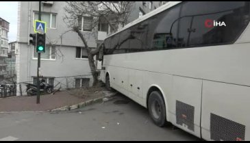 Bursa'da freni patlayan otobüs önce ağaca ve kamyonete, sonra evin duvarına çarptı