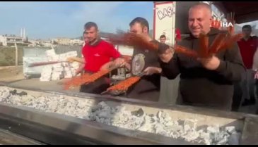 Adanalı kebapçı binlerce depremzedeye iftarda Adana kebap ikram etti