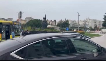 Bursa'da otobüs otomobile çarptı! Trafik kitlendi
