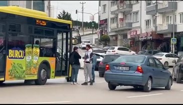 Bursa'da otobüs otomobile çarptı! Trafik kitlendi -2