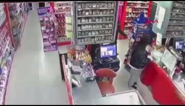 İstanbul'da markete giren şüpheli kasiyerin cep telefonunu çaldı