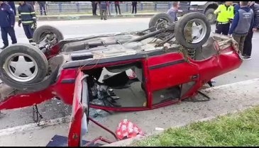 Bursa'da&nbsp;feci kaza kontrolden çıkan otomobil paramparça oldu: 1 yaralı