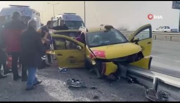 Rize'de cenaze dönüşü otomobil bariyerlere çarptı! 4 kişi yaralandı