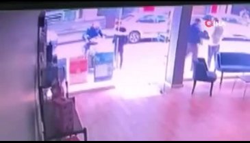 Bursa'da elini gaz pedalında unuttu, dükkana daldı