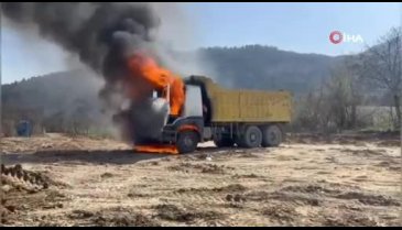 Bursa'da toprak taşıyan kamyon alev alev yandı