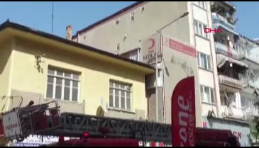 Bursa'da çatıdan sarkan ipe dolanan kargayı itfaiye kurtardı