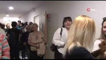 Zeynep Bastık, oy sırasına asistanını koydu