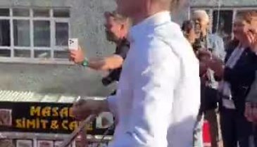 Erdal Beşikçioğlu'ndan 'Erik Dalı' ile kutlama