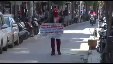 Örümcek adam kostümüyle Hatay'da deprem çocuklarına moral verdi