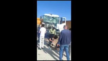 Bursa'da feci kaza: İki kamyon çarpıştı