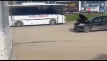 Bursa'da seyir halindeyken aracın motor kısmına oturdu: Arızayı bulmaya çalıştı