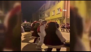 Bursa'da yöresel kıyafetler giyerek oyun havasıyla vatandaşları sahura kaldırdılar