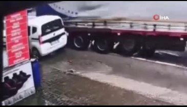 Bursa'da tır park halindeki araca çarptı!