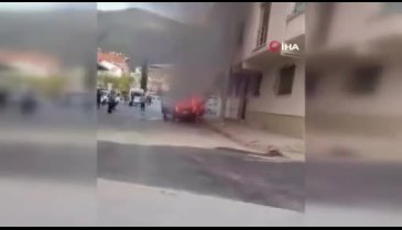 Bursa'da park halindeki otomobil alev alev yandı