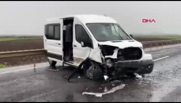 Diyarbakır'da otomobil ile minibüs çarpıştı; 3 ölü, 2 yaralı