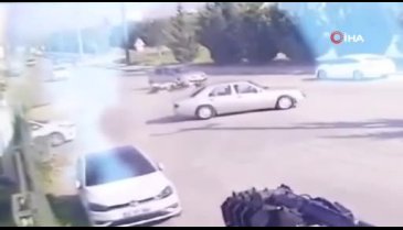 Bursa'da aynı anda 2 otomobille çarpışan motosikletin sürücüsü yaralandı