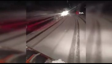 Van'da Tendürek Geçidi'nde etkili olan kar yağışı sürücülere zor anlar yaşattı
