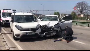 Bursa'da sürücü bilincini kaybederek 3 otomobile çarptı