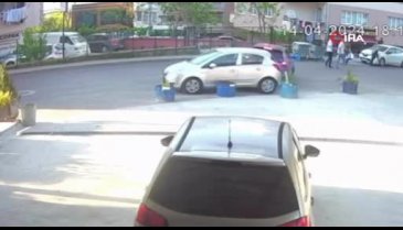 Bursa'da bir adam geri viteste unuttuğu aracıyla kaza yaptı!
