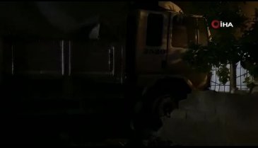 Bursa'da freni boşalan kamyon eve girdi!