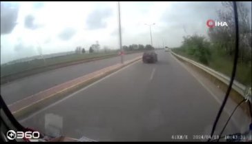 Seyir halindeki otomobilin tekeri çıktı, o anlar kameraya yansıdı